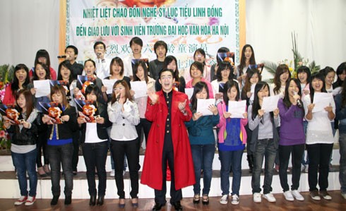 Lục Tiểu Linh Đồng tham gia hát hai ca khúc trong bộ phim Tây Du Kí cùng các bạn sinh viên Quảng Tây tại Đại học Văn Hóa. (Ảnh: Zing)